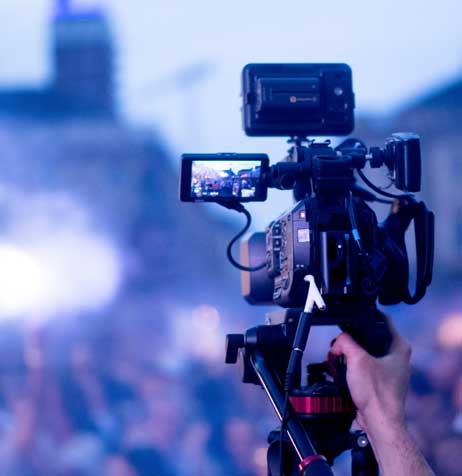 Cameraman pendant le tournage d'un reportage